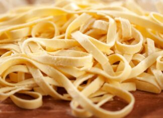 İtalyan mutfağı, dünya gastronomisinin en köklü ve en sevilen geleneklerinden biridir. Bu zenginliğin temelinde yatan makarna kültürü, her biri farklı bir bölgeyi ve tat profilini temsil eden altı ikonik yemekle doruk noktasına ulaşır. Tagliatelle, Ravioli, Fettucine Alfredo, Fırında Lazanya, Penne Arabiata ve Spagetti Bolonez... Bu altılı, İtalya'nın mutfak sanatındaki çeşitliliğini, emek yoğun hazırlanışını ve derin lezzet katmanlarını gözler önüne serer. Bu kapsamlı haberimizde, bu altı başyapıtın tarihini, hazırlanışını ve kültürel önemini detaylıca inceliyoruz. Konulu bir haber görseli.