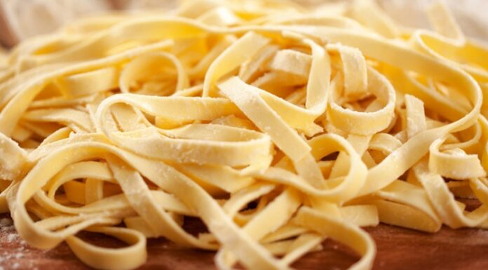İtalyan Makarnalarının Altı İkonu Tagliatelle’den Lazanya’ya Sofraların Vazgeçilmezleri İtalyan mutfağı, dünya gastronomisinin en köklü ve en sevilen geleneklerinden biridir. Bu zenginliğin temelinde yatan makarna kültürü, her biri farklı bir bölgeyi ve tat profilini temsil eden altı ikonik yemekle doruk noktasına ulaşır. Tagliatelle, Ravioli, Fettucine Alfredo, Fırında Lazanya, Penne Arabiata ve Spagetti Bolonez... Bu altılı, İtalya'nın mutfak sanatındaki çeşitliliğini, emek yoğun hazırlanışını ve derin lezzet katmanlarını gözler önüne serer. Bu kapsamlı haberimizde, bu altı başyapıtın tarihini, hazırlanışını ve kültürel önemini detaylıca inceliyoruz. Konulu bir haber görseli.