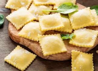 İtalyan mutfağı, makarna sanatının zirvesi olarak kabul edilir ve her bir makarna çeşidi, ülkenin farklı bir bölgesinden bir hikaye ve lezzet taşır. Bu haberimizde, İtalya'nın gastronomik yönelimlerini mükemmel bir şekilde özetleyen beş ikonik yemek olan Ravioli, Fettucine Alfredo, Fırında Lazanya, Penne Arabiata ve Spagetti Bolonez'i karşılaştırıyor ve her birinin mutfak kültüründeki derin yerini inceliyoruz. Bu beşli, İtalyan yemek çeşitliliğini ve lezzet zenginliğini tek bir başlık altında topluyor. konulu bir haber görseli.