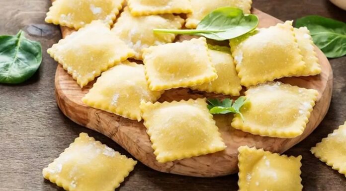 İtalyan Makarnalarının Beş Büyük Efsanesi Ravioli’den Bolonez’e İtalyan mutfağı, makarna sanatının zirvesi olarak kabul edilir ve her bir makarna çeşidi, ülkenin farklı bir bölgesinden bir hikaye ve lezzet taşır. Bu haberimizde, İtalya'nın gastronomik yönelimlerini mükemmel bir şekilde özetleyen beş ikonik yemek olan Ravioli, Fettucine Alfredo, Fırında Lazanya, Penne Arabiata ve Spagetti Bolonez'i karşılaştırıyor ve her birinin mutfak kültüründeki derin yerini inceliyoruz. Bu beşli, İtalyan yemek çeşitliliğini ve lezzet zenginliğini tek bir başlık altında topluyor. konulu bir haber görseli.