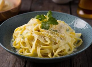 İtalyan mutfağı, lezzetin ve sadeliğin birleştiği bir sanat formudur ve bu mutfak geleneğinin en bilinen dört ikonik yemeği vardır. Bu yemekler, Fettucine Alfredo'nun kremsi zenginliğinden, Penne Arabiata'nın ateşli acılığına, Spagetti Bolonez'in doyurucu derinliğine ve Fırında Lazanya'nın katmanlı ihtişamına kadar uzanan geniş bir lezzet yelpazesi sunar. Her biri İtalya'nın farklı bir bölgesini ve gastronomik yönelimini temsil eden bu dört başyapıt, dünya sofralarında hak ettikleri yerlerini almıştır. Bu kapsamlı haberimizde, bu dört klasik makarnanın tarihini, hazırlanışını ve benzersiz özelliklerini inceliyoruz. Konulu bir haber görseli.