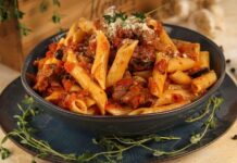 İtalyan mutfağı, dünyanın en sevilen ve en çeşitli mutfak kültürlerinden biridir. Bu zenginliğin merkezinde ise, her biri farklı bir hikaye ve lezzet taşıyan makarna sosları yer alır. Bu haberimizde, Roma’nın ateşli ve basit klasiği Penne Arabiata ile Bolonya’nın zengin ve doyurucu tacını temsil eden Spagetti Bolonez’i karşılaştırıyor ve her iki sosun da derin kültürel ve gastronomik özelliklerini inceliyoruz. Bu iki ikonik yemek, İtalya’nın farklı bölgelerinde nasıl bir mutfak kimliği oluşturduğunun mükemmel bir örneğidir. Konulu bir haber görseli.