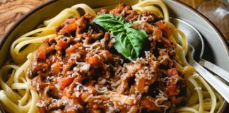 Klasik İtalyan Mutfağının Taçsız Kralı Spagetti Bolonez'in Sırrı ve Hikayesi Spagetti Bolonez, dünya mutfaklarının en popüler ve sevilen yemeklerinden biridir. İtalya'nın Bolonya bölgesinden çıkan bu klasik tarif, sadece bir yemek olmaktan öte, nesiller boyu aktarılan bir mutfak kültürü mirasıdır. Basit gibi görünse de, gerçek bir Bolonez sosu hazırlamak, sabır, doğru malzemeler ve belirli pişirme teknikleri gerektirir. Bu lezzetli yemeğin ardındaki derin hikayeyi ve onu bu kadar özel yapan incelikleri keşfetmeye hazır olun. Konulu bir haber görseli.