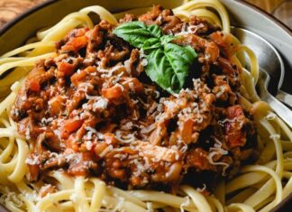 Klasik İtalyan Mutfağının Taçsız Kralı Spagetti Bolonez'in Sırrı ve Hikayesi Spagetti Bolonez, dünya mutfaklarının en popüler ve sevilen yemeklerinden biridir. İtalya'nın Bolonya bölgesinden çıkan bu klasik tarif, sadece bir yemek olmaktan öte, nesiller boyu aktarılan bir mutfak kültürü mirasıdır. Basit gibi görünse de, gerçek bir Bolonez sosu hazırlamak, sabır, doğru malzemeler ve belirli pişirme teknikleri gerektirir. Bu lezzetli yemeğin ardındaki derin hikayeyi ve onu bu kadar özel yapan incelikleri keşfetmeye hazır olun. Konulu bir haber görseli.