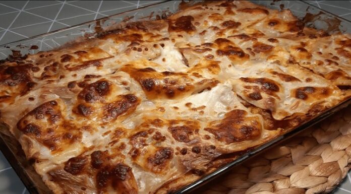 İtalyan Mutfağının Üç Büyükler Buluşması Fırında Lazanya Penne Arabiata ve Spagetti Bolonez İtalyan mutfağı, dünyanın dört bir yanında lezzet ve tutku ile anılan bir gastronomi geleneğidir. Bu mutfağın derinliğini ve çeşitliliğini en iyi yansıtan üç ikonik yemek, Bolonya’nın katmanlı zenginliği Fırında Lazanya, aynı bölgenin klasik et sosu Spagetti Bolonez ve Roma’nın ateşli sadeleştirilmiş lezzeti Penne Arabiata'dır. Her biri farklı bir hazırlık tekniği ve tarihi arka plana sahip olan bu üçlü, İtalya'nın bölgesel mutfak kimliklerini ve makarna kültürünün çeşitliliğini gözler önüne serer. Bu haberimizde, bu üç başyapıtın sırlarını ve sofralarımızdaki yerlerini inceliyoruz. Konulu bir haber görseli.