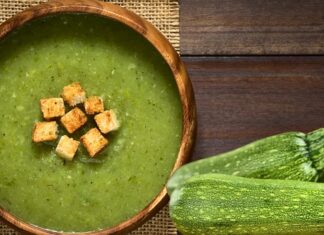 Soğuk havaların etkisini artırmasıyla birlikte vatandaşların mutfak tercihleri yeniden şekillenmeye başladı. Son haftalarda özellikle hafif, sağlıklı ve ekonomik tarifler öne çıkarken, kabak çorbası bu seçenekler arasında en çok ilgi görenlerden biri oldu. Diyetisyenler, su oranı yüksek sebzelerden yapılan çorbaların vücudu rahatlattığını, sindirimi kolaylaştırdığını ve bağışıklığı desteklediğini belirtiyor. Bu nedenle besleyici kabak çorbası son dönemde hem evlerde hem de restoran menülerinde daha fazla yer almaya başladı. Konulu bir haber görseli.