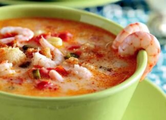 Deniz ürünleri severler için vazgeçilmez bir seçenek olan karides çorbası, hem hafif hem de besleyici yapısıyla sofralarda öne çıkıyor. İçerdiği taze karides, çeşitli sebzeler ve aromatik baharatlar sayesinde hem lezzet hem de sağlık açısından zengin bir öğün sunuyor. Özellikle akşam yemeklerinde ya da özel davetlerde başlangıç olarak tercih edilen bu çorba, deniz mahsullerinin doğal aromasıyla öne çıkıyor. Konulu bir haber görseli.