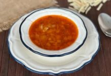 Kars kesme çorbası, Doğu Anadolu mutfağının en özel ve doyurucu çorbalarından biridir. Özellikle soğuk iklimi ile bilinen Kars’ta, bu çorba kış sofralarının vazgeçilmezidir. Kars kesme çorbası, ince kesilmiş hamur parçaları, et suyu ve yöresel sebzelerle hazırlanır ve hem lezzet hem de besleyici değer açısından öne çıkar. Bu çorba, bölgesel tariflerin korunması ve kültürel mirasın yaşatılması açısından da büyük önem taşır. Konulu bir haber görseli.