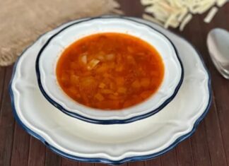 Kars kesme çorbası, Doğu Anadolu mutfağının en özel ve doyurucu çorbalarından biridir. Özellikle soğuk iklimi ile bilinen Kars’ta, bu çorba kış sofralarının vazgeçilmezidir. Kars kesme çorbası, ince kesilmiş hamur parçaları, et suyu ve yöresel sebzelerle hazırlanır ve hem lezzet hem de besleyici değer açısından öne çıkar. Bu çorba, bölgesel tariflerin korunması ve kültürel mirasın yaşatılması açısından da büyük önem taşır. Konulu bir haber görseli.