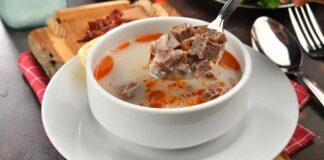 Anadolu mutfağının geleneksel lezzetleri arasında yer alan kelle çorbası, yüzyıllardır halkın hem şifa amaçlı hem de doyurucu bir öğün olarak tercih ettiği bir yemek olma özelliğini koruyor. Tarihi Osmanlı dönemine kadar uzanan bu özel çorba, özellikle kış aylarında artan tüketimiyle dikkat çekiyor. Anadolu’nun birçok şehrinde farklı yorumlarla hazırlansa da çorbanın özü, uzun süre pişirilen kelle etiyle elde edilen besleyici ve aromatik bir suya dayanıyor. Konulu bir haber görseli.