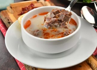 Anadolu mutfağının geleneksel lezzetleri arasında yer alan kelle çorbası, yüzyıllardır halkın hem şifa amaçlı hem de doyurucu bir öğün olarak tercih ettiği bir yemek olma özelliğini koruyor. Tarihi Osmanlı dönemine kadar uzanan bu özel çorba, özellikle kış aylarında artan tüketimiyle dikkat çekiyor. Anadolu’nun birçok şehrinde farklı yorumlarla hazırlansa da çorbanın özü, uzun süre pişirilen kelle etiyle elde edilen besleyici ve aromatik bir suya dayanıyor. Konulu bir haber görseli.