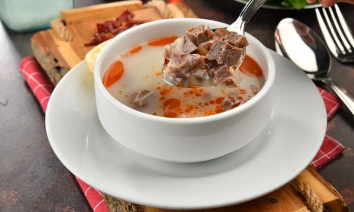 Anadolu mutfağının geleneksel lezzetleri arasında yer alan kelle çorbası, yüzyıllardır halkın hem şifa amaçlı hem de doyurucu bir öğün olarak tercih ettiği bir yemek olma özelliğini koruyor. Tarihi Osmanlı dönemine kadar uzanan bu özel çorba, özellikle kış aylarında artan tüketimiyle dikkat çekiyor. Anadolu’nun birçok şehrinde farklı yorumlarla hazırlansa da çorbanın özü, uzun süre pişirilen kelle etiyle elde edilen besleyici ve aromatik bir suya dayanıyor. Konulu bir haber görseli.