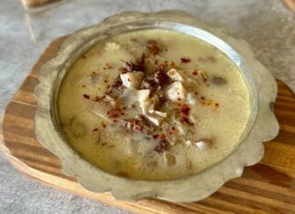 Türk mutfağının en karakteristik ve besleyici çorbalarından biri olan kelle paça çorbası, özellikle kış aylarında sofraların vazgeçilmez lezzeti olarak ön plana çıkıyor. Hem doyurucu yapısı hem de sağlık açısından sunduğu faydalarla bilinen bu çorba, nesiller boyunca sofralarda yerini korumuş durumda. Kemik, kelle ve paça etinden elde edilen doğal suyu ile hazırlanan çorba, hem şifa verici özellikleri hem de yoğun aromasıyla dikkat çekiyor. Uzmanlar, özellikle bağışıklık sistemini güçlendirmek isteyenlerin ve soğuk algınlığıyla mücadele edenlerin kelle paça çorbasını tüketmesini öneriyor. Konulu bir haber görseli.