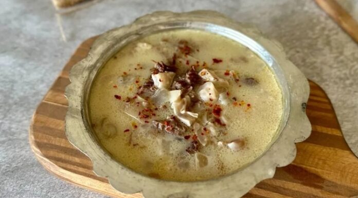 Türk mutfağının en karakteristik ve besleyici çorbalarından biri olan kelle paça çorbası, özellikle kış aylarında sofraların vazgeçilmez lezzeti olarak ön plana çıkıyor. Hem doyurucu yapısı hem de sağlık açısından sunduğu faydalarla bilinen bu çorba, nesiller boyunca sofralarda yerini korumuş durumda. Kemik, kelle ve paça etinden elde edilen doğal suyu ile hazırlanan çorba, hem şifa verici özellikleri hem de yoğun aromasıyla dikkat çekiyor. Uzmanlar, özellikle bağışıklık sistemini güçlendirmek isteyenlerin ve soğuk algınlığıyla mücadele edenlerin kelle paça çorbasını tüketmesini öneriyor. Konulu bir haber görseli.