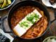 Kimchi Jjigae Kore Mutfağının Baharatlı ve Sağlıklı Çorbası Globalleşiyor Güney Kore mutfağının en ikonik çorbalarından biri olan Kimchi Jjigae, son yıllarda dünya genelinde hem restoran menülerinde hem de ev yapımı tariflerde popülerliğini artırıyor. Özellikle fermente lahana, baharatlı biber ve dengeli et suyu ile hazırlanan bu çorba, hem doyurucu hem de sağlık açısından zengin bir yemek olarak öne çıkıyor. Türkiye’de de gastronomi meraklılarının ilgisini çeken Kimchi Jjigae, Kore mutfağının globalleşmesinde önemli bir rol oynuyor. Lezzeti ve besleyici özellikleri sayesinde çorba severler için hem geleneksel hem de modern alternatifler sunuyor. Konulu bir haber görseli.