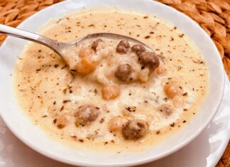 Kırklareli köfteli çorba, Trakya mutfağının özgün lezzetlerinden biridir ve yöresel çorba çeşitleri arasında özel bir yere sahiptir. Küçük köfteler ve sebzelerle hazırlanan bu çorba, hem doyurucu hem de besleyici yapısıyla öne çıkar. Özellikle kış aylarında sofralarda sıkça tercih edilen Kırklareli köfteli çorba, geleneksel tarifleriyle nesiller boyu hazırlanarak kültürel bir miras niteliği taşır. Konulu bir haber görseli.