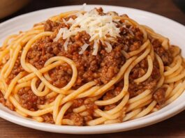 Kıymalı Makarna, Erişte ve Mantı gibi Türk mutfağının geleneksel lezzetleri ile İtalyan gastronomisinin yedi büyük ikonu (Makarna Graten, Tagliatelle, Ravioli, Fettucine Alfredo, Fırında Lazanya, Penne Arabiata, Spagetti Bolonez) arasındaki kültürel benzerlikler ve farklılıklar, hamur işlerinin dünya çapındaki evrimini gösterir. Bu kapsamlı haberimizde, kıyma kullanımının merkezde olduğu bu dokuz başyapıtın tarihini, hazırlanışını ve sofralardaki yerini inceliyoruz. Bu yemekler, Anadolu’dan İtalya’ya uzanan mutfak mirasının ve lezzet çeşitliliğinin mükemmel bir kanıtıdır. Konulu bir haber görseli.