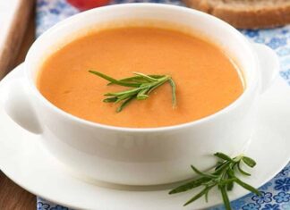 Türk mutfak kültürünün en köklü parçalarından biri olan çorbalar, hem günlük sofralarda hem de özel günlerde yerini her zaman koruyor. Anadolu’nun dört bir yanında yüzyıllardır pişirilen bu lezzetler, yalnızca karın doyurmakla kalmıyor; aynı zamanda kültürün, geleneğin ve aile sıcaklığının da simgesi hâline geliyor. Özellikle kış aylarının yaklaşmasıyla birlikte klasik çorbalara olan ilgi yeniden artarken, restoranlardan ev mutfaklarına kadar geniş bir alanda bu geleneksel tatlar daha sık görülmeye başlandı. Bugün Türkiye’nin en bilinen çorbalarının geçmişi, malzemesi ve sofralardaki yeri üzerine yapılan haberimiz, klasik tatların neden asla unutulmadığını yeniden gözler önüne seriyor. Konulu bir haber görseli.