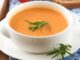 Türk mutfak kültürünün en köklü parçalarından biri olan çorbalar, hem günlük sofralarda hem de özel günlerde yerini her zaman koruyor. Anadolu’nun dört bir yanında yüzyıllardır pişirilen bu lezzetler, yalnızca karın doyurmakla kalmıyor; aynı zamanda kültürün, geleneğin ve aile sıcaklığının da simgesi hâline geliyor. Özellikle kış aylarının yaklaşmasıyla birlikte klasik çorbalara olan ilgi yeniden artarken, restoranlardan ev mutfaklarına kadar geniş bir alanda bu geleneksel tatlar daha sık görülmeye başlandı. Bugün Türkiye’nin en bilinen çorbalarının geçmişi, malzemesi ve sofralardaki yeri üzerine yapılan haberimiz, klasik tatların neden asla unutulmadığını yeniden gözler önüne seriyor. Konulu bir haber görseli.