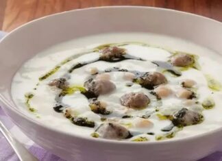 Lebeniye çorbası, Türk mutfağının yöresel lezzetleri arasında kendine özgü bir yere sahip. Özellikle Doğu ve Güneydoğu Anadolu bölgelerinde köklü bir geleneğe sahip olan bu çorba, hem besleyici hem de doyurucu bir yapıya sahip olmasıyla biliniyor. Yoğurt ve nohut kullanımıyla hazırlanan lebeniye çorbası, sofralarda hem ana yemek öncesi hem de hafif öğün olarak tercih ediliyor. Geleneksel tariflerin modern mutfaklarda yeniden yorumlanması, bu çorbanın popülerliğini artırıyor. Konulu bir haber görseli.