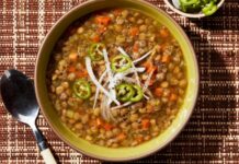 Lentejas, İspanya’nın yüzyıllardır süregelen yemek kültüründe önemli bir yere sahip olan, hem besleyici hem de duygusal yönü güçlü bir çorba‐yahni türüdür. Bugün dünyanın birçok noktasında tanınan bu yemek, yalnızca içeriğiyle değil, İspanyol halkının gündelik yaşamına ve kültürel ritüellerine işleyen anlamıyla da dikkat çeker. Son yıllarda sağlıklı beslenme akımlarının öne çıkmasıyla birlikte lentejas yeniden popülerlik kazanmış, özellikle bitkisel protein kaynağı arayanların favori tariflerinden biri hâline gelmiştir. Bu yükseliş yalnızca gastronomik bir ilgi değil, aynı zamanda köklü bir kültürel geleneğin yeniden hatırlanması anlamına da gelir. Konulu bir haber görseli.