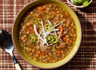 Lentejas, İspanya’nın yüzyıllardır süregelen yemek kültüründe önemli bir yere sahip olan, hem besleyici hem de duygusal yönü güçlü bir çorba‐yahni türüdür. Bugün dünyanın birçok noktasında tanınan bu yemek, yalnızca içeriğiyle değil, İspanyol halkının gündelik yaşamına ve kültürel ritüellerine işleyen anlamıyla da dikkat çeker. Son yıllarda sağlıklı beslenme akımlarının öne çıkmasıyla birlikte lentejas yeniden popülerlik kazanmış, özellikle bitkisel protein kaynağı arayanların favori tariflerinden biri hâline gelmiştir. Bu yükseliş yalnızca gastronomik bir ilgi değil, aynı zamanda köklü bir kültürel geleneğin yeniden hatırlanması anlamına da gelir. Konulu bir haber görseli.