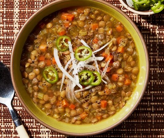 Lentejas, İspanya’nın yüzyıllardır süregelen yemek kültüründe önemli bir yere sahip olan, hem besleyici hem de duygusal yönü güçlü bir çorba‐yahni türüdür. Bugün dünyanın birçok noktasında tanınan bu yemek, yalnızca içeriğiyle değil, İspanyol halkının gündelik yaşamına ve kültürel ritüellerine işleyen anlamıyla da dikkat çeker. Son yıllarda sağlıklı beslenme akımlarının öne çıkmasıyla birlikte lentejas yeniden popülerlik kazanmış, özellikle bitkisel protein kaynağı arayanların favori tariflerinden biri hâline gelmiştir. Bu yükseliş yalnızca gastronomik bir ilgi değil, aynı zamanda köklü bir kültürel geleneğin yeniden hatırlanması anlamına da gelir. Konulu bir haber görseli.