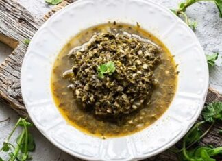 Madımak çorbası, Türk mutfağının yöresel lezzetleri arasında hem sağlık hem de lezzet açısından ön plana çıkan bir çorba türüdür. Özellikle İç Anadolu ve Doğu Anadolu bölgelerinde yaygın olarak yapılan bu çorba, madımak bitkisinin sağladığı zengin vitamin ve mineral değeri ile dikkat çekiyor. Hafif ekşimsi tadı ve yeşil rengi sayesinde sofralarda hem görsellik hem de besleyicilik açısından öne çıkıyor. Madımak çorbası, hem ev yemeklerinde hem de restoran menülerinde geleneksel tatları yaşatmak isteyenler için vazgeçilmez bir seçenek olarak öne çıkıyor. Konulu bir haber görseli.