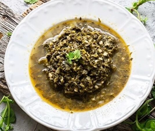 Madımak çorbası, Türk mutfağının yöresel lezzetleri arasında hem sağlık hem de lezzet açısından ön plana çıkan bir çorba türüdür. Özellikle İç Anadolu ve Doğu Anadolu bölgelerinde yaygın olarak yapılan bu çorba, madımak bitkisinin sağladığı zengin vitamin ve mineral değeri ile dikkat çekiyor. Hafif ekşimsi tadı ve yeşil rengi sayesinde sofralarda hem görsellik hem de besleyicilik açısından öne çıkıyor. Madımak çorbası, hem ev yemeklerinde hem de restoran menülerinde geleneksel tatları yaşatmak isteyenler için vazgeçilmez bir seçenek olarak öne çıkıyor. Konulu bir haber görseli.