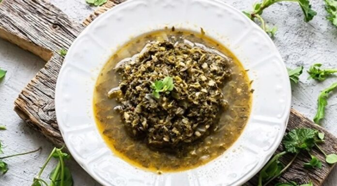 Madımak çorbası, Türk mutfağının yöresel lezzetleri arasında hem sağlık hem de lezzet açısından ön plana çıkan bir çorba türüdür. Özellikle İç Anadolu ve Doğu Anadolu bölgelerinde yaygın olarak yapılan bu çorba, madımak bitkisinin sağladığı zengin vitamin ve mineral değeri ile dikkat çekiyor. Hafif ekşimsi tadı ve yeşil rengi sayesinde sofralarda hem görsellik hem de besleyicilik açısından öne çıkıyor. Madımak çorbası, hem ev yemeklerinde hem de restoran menülerinde geleneksel tatları yaşatmak isteyenler için vazgeçilmez bir seçenek olarak öne çıkıyor. Konulu bir haber görseli.