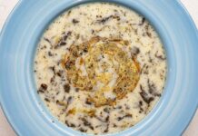 Malatya usulü tarhana, Türk mutfağının geleneksel çorbalarından biri olarak bilinir ve özellikle kış aylarında sofralarda sıkça yer alır. Fermente edilmiş yoğurt ve buğday karışımı ile hazırlanan tarhana, hem besleyici hem de enerji verici bir çorba olarak öne çıkar. Malatya usulü tarhana çorbası, yöresel tariflere sadık kalındığında hem yoğun aromalı hem de doyurucu bir öğün sunar. Konulu bir haber görseli.