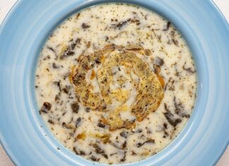 Malatya usulü tarhana, Türk mutfağının geleneksel çorbalarından biri olarak bilinir ve özellikle kış aylarında sofralarda sıkça yer alır. Fermente edilmiş yoğurt ve buğday karışımı ile hazırlanan tarhana, hem besleyici hem de enerji verici bir çorba olarak öne çıkar. Malatya usulü tarhana çorbası, yöresel tariflere sadık kalındığında hem yoğun aromalı hem de doyurucu bir öğün sunar. Konulu bir haber görseli.