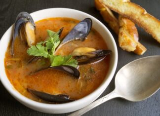 Deniz ürünleri severler için özel bir seçenek olan midye çorbası, hem hafif hem de besleyici yapısıyla sofralarda öne çıkıyor. Taze midye, aromatik baharatlar ve çeşitli sebzelerle birleştiğinde hem lezzet hem de sağlık açısından zengin bir öğün sunuyor. Özellikle akşam yemeklerinde veya özel davetlerde başlangıç olarak tercih edilen bu çorba, denizden gelen doğal tatları sofralara taşıyor. Konulu bir haber görseli.