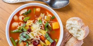 İtalyan mutfağının en bilinen ve en renkli çorbalarından biri olan Minestrone, hem ev sofralarının hem de restoran menülerinin vazgeçilmezlerinden biri hâline gelmiştir. Taze sebzeler, mevsimlik malzemeler ve zengin aromasıyla öne çıkan bu çorba, İtalya’nın kültürel mirasını ve mutfak çeşitliliğini temsil eder. Minestrone, sadece lezzet açısından değil, sağlıklı ve besleyici yapısıyla da dünya genelinde gastronomi meraklılarının ilgisini çekmektedir. Hem hafif hem de doyurucu bir seçenek olması, bu çorbayı her yaş grubundan insan için cazip kılmaktadır. Konulu bir haber görseli.