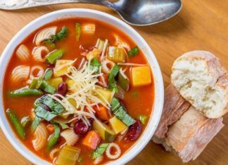 İtalyan mutfağının en bilinen ve en renkli çorbalarından biri olan Minestrone, hem ev sofralarının hem de restoran menülerinin vazgeçilmezlerinden biri hâline gelmiştir. Taze sebzeler, mevsimlik malzemeler ve zengin aromasıyla öne çıkan bu çorba, İtalya’nın kültürel mirasını ve mutfak çeşitliliğini temsil eder. Minestrone, sadece lezzet açısından değil, sağlıklı ve besleyici yapısıyla da dünya genelinde gastronomi meraklılarının ilgisini çekmektedir. Hem hafif hem de doyurucu bir seçenek olması, bu çorbayı her yaş grubundan insan için cazip kılmaktadır. Konulu bir haber görseli.