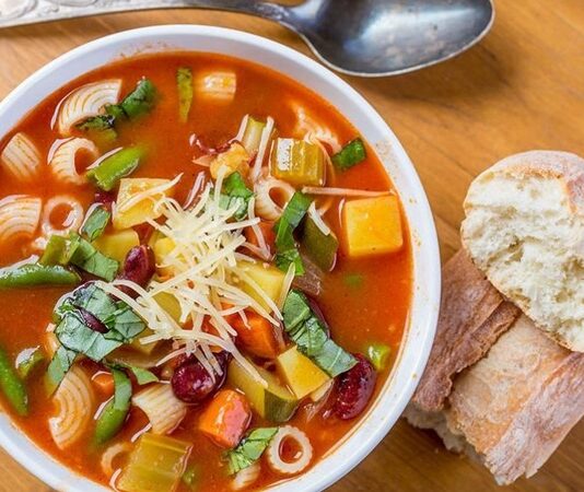 İtalyan mutfağının en bilinen ve en renkli çorbalarından biri olan Minestrone, hem ev sofralarının hem de restoran menülerinin vazgeçilmezlerinden biri hâline gelmiştir. Taze sebzeler, mevsimlik malzemeler ve zengin aromasıyla öne çıkan bu çorba, İtalya’nın kültürel mirasını ve mutfak çeşitliliğini temsil eder. Minestrone, sadece lezzet açısından değil, sağlıklı ve besleyici yapısıyla da dünya genelinde gastronomi meraklılarının ilgisini çekmektedir. Hem hafif hem de doyurucu bir seçenek olması, bu çorbayı her yaş grubundan insan için cazip kılmaktadır. Konulu bir haber görseli.