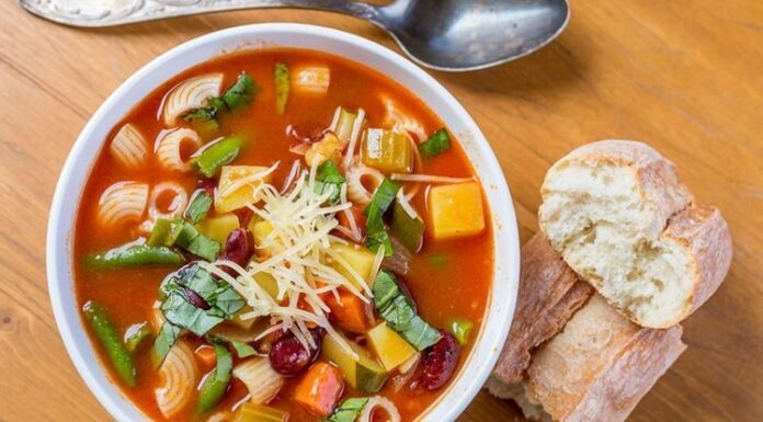 İtalyan mutfağının en bilinen ve en renkli çorbalarından biri olan Minestrone, hem ev sofralarının hem de restoran menülerinin vazgeçilmezlerinden biri hâline gelmiştir. Taze sebzeler, mevsimlik malzemeler ve zengin aromasıyla öne çıkan bu çorba, İtalya’nın kültürel mirasını ve mutfak çeşitliliğini temsil eder. Minestrone, sadece lezzet açısından değil, sağlıklı ve besleyici yapısıyla da dünya genelinde gastronomi meraklılarının ilgisini çekmektedir. Hem hafif hem de doyurucu bir seçenek olması, bu çorbayı her yaş grubundan insan için cazip kılmaktadır. Konulu bir haber görseli.