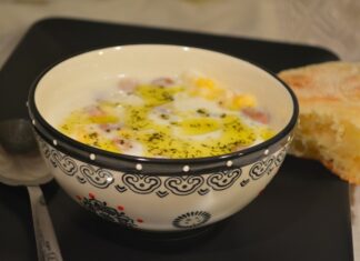 Anadolu mutfağının en eski tariflerinden biri olan mısır yarmalı çorba, özellikle Karadeniz ve Doğu Anadolu bölgelerinde nesilden nesile aktarılarak günümüze ulaşmış bir lezzet olarak biliniyor. Mısırın tarih boyunca bölgede temel besin kaynaklarından biri olması, çorbanın kültürel yolculuğunda büyük rol oynamış durumda. Köylerde, yaylalarda ve geleneksel sofralarda sıklıkla tüketilen bu çorba, özellikle uzun kış aylarında hem doyurucu hem de ısıtıcı özelliğiyle dikkat çekiyor. Konulu bir haber görseli.