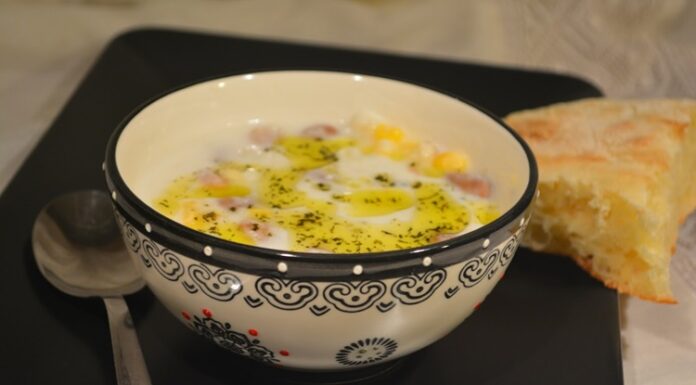 Anadolu mutfağının en eski tariflerinden biri olan mısır yarmalı çorba, özellikle Karadeniz ve Doğu Anadolu bölgelerinde nesilden nesile aktarılarak günümüze ulaşmış bir lezzet olarak biliniyor. Mısırın tarih boyunca bölgede temel besin kaynaklarından biri olması, çorbanın kültürel yolculuğunda büyük rol oynamış durumda. Köylerde, yaylalarda ve geleneksel sofralarda sıklıkla tüketilen bu çorba, özellikle uzun kış aylarında hem doyurucu hem de ısıtıcı özelliğiyle dikkat çekiyor. Konulu bir haber görseli.