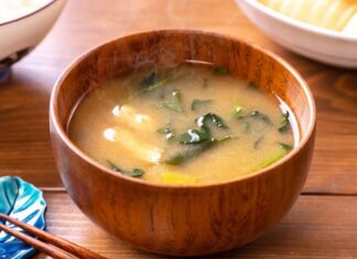 Miso, Japon mutfağının vazgeçilmez lezzetlerinden biridir ve son yıllarda dünya genelinde sağlıklı beslenme trendleri arasında önemli bir yer kazanmıştır. Miso, fermente edilmiş soya fasulyesi ve tuzdan elde edilen geleneksel bir Japon gıdasıdır. Sade görünmesine rağmen, içerdiği zengin besin değerleri sayesinde hem lezzet hem de sağlık açısından büyük faydalar sunar. Japon kültüründe günlük beslenmenin ayrılmaz bir parçası olan miso, çorba, sos ve hatta bazı tatlı tariflerinde bile kullanılmaktadır. Konulu bir haber görseli.