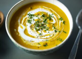 Hindistan mutfağının en renkli ve aromatik çorbalarından biri olan Mulligatawny, son yıllarda dünya mutfağında yeniden popülerleşiyor. Baharatlı, kremamsı ve besleyici yapısıyla öne çıkan bu çorba, hem restoran menülerinde hem de ev yapımı tariflerde ilgi görüyor. İngiliz sömürge döneminde popülerlik kazanan Mulligatawny, günümüzde modern mutfaklarda farklı yorumlarla sunuluyor. Türkiye’de de gastronomi meraklılarının ilgisini çeken bu çorba, hem geleneksel Hindistan lezzetini hem de çağdaş tatları bir araya getiriyor. Konulu bir haber görseli.