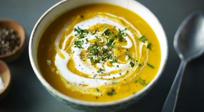 Hindistan mutfağının en renkli ve aromatik çorbalarından biri olan Mulligatawny, son yıllarda dünya mutfağında yeniden popülerleşiyor. Baharatlı, kremamsı ve besleyici yapısıyla öne çıkan bu çorba, hem restoran menülerinde hem de ev yapımı tariflerde ilgi görüyor. İngiliz sömürge döneminde popülerlik kazanan Mulligatawny, günümüzde modern mutfaklarda farklı yorumlarla sunuluyor. Türkiye’de de gastronomi meraklılarının ilgisini çeken bu çorba, hem geleneksel Hindistan lezzetini hem de çağdaş tatları bir araya getiriyor. Konulu bir haber görseli.