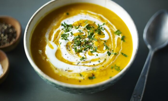 Hindistan mutfağının en renkli ve aromatik çorbalarından biri olan Mulligatawny, son yıllarda dünya mutfağında yeniden popülerleşiyor. Baharatlı, kremamsı ve besleyici yapısıyla öne çıkan bu çorba, hem restoran menülerinde hem de ev yapımı tariflerde ilgi görüyor. İngiliz sömürge döneminde popülerlik kazanan Mulligatawny, günümüzde modern mutfaklarda farklı yorumlarla sunuluyor. Türkiye’de de gastronomi meraklılarının ilgisini çeken bu çorba, hem geleneksel Hindistan lezzetini hem de çağdaş tatları bir araya getiriyor. Konulu bir haber görseli.