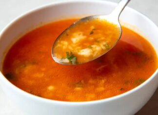 Ovmaç çorbası, Türk mutfağının yöresel çorbaları arasında kendine has bir yere sahip. Özellikle İç Anadolu ve Doğu Anadolu bölgelerinde uzun yıllardır yapılan bu çorba, hem doyurucu hem de besleyici yapısıyla dikkat çekiyor. Un ve yumurta ile hazırlanan hamur parçacıkları, çorbanın kendine özgü kıvamını sağlarken, yöresel et veya sebzelerle zenginleştirilen tarifler, sofralara farklı bir aroma katıyor. Ovmaç çorbası, hem ev yemeklerinde hem de restoran menülerinde yöresel tatları yaşatmak isteyenler için önemli bir seçenek olarak öne çıkıyor. Konulu bir haber görseli.