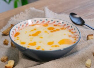 Kış aylarının kendini iyice hissettirmesiyle birlikte sofralarda yeniden yerini almaya başlayan patates çorbası, hem ekonomik oluşu hem de doyurucu yapısıyla vatandaşların en çok tercih ettiği tarifler arasında yer alıyor. Türkiye’nin birçok bölgesinde özellikle soğuk günlerde yemeklerin vazgeçilmez başlangıcı hâline gelen bu geleneksel tat, son günlerde restoran ve lokantalarda da daha fazla ilgi görüyor. Besleyiciliği ve pratik hazırlanışı nedeniyle aile sofralarında sıkça tercih edilen çorba, uzmanlara göre hem yetişkinler hem de çocuklar için güçlü bir besin kaynağı olma özelliği taşıyor. Konulu bir haber görseli.