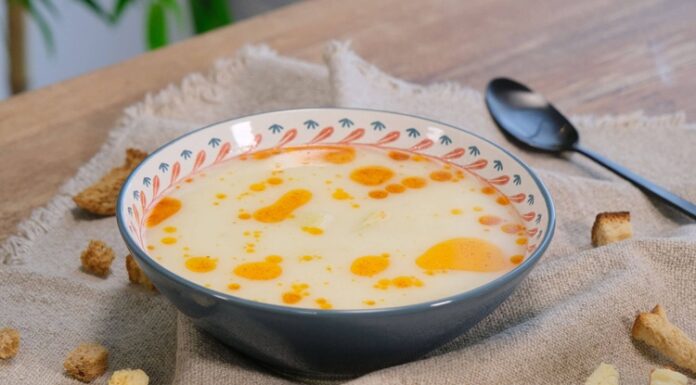 Kış aylarının kendini iyice hissettirmesiyle birlikte sofralarda yeniden yerini almaya başlayan patates çorbası, hem ekonomik oluşu hem de doyurucu yapısıyla vatandaşların en çok tercih ettiği tarifler arasında yer alıyor. Türkiye’nin birçok bölgesinde özellikle soğuk günlerde yemeklerin vazgeçilmez başlangıcı hâline gelen bu geleneksel tat, son günlerde restoran ve lokantalarda da daha fazla ilgi görüyor. Besleyiciliği ve pratik hazırlanışı nedeniyle aile sofralarında sıkça tercih edilen çorba, uzmanlara göre hem yetişkinler hem de çocuklar için güçlü bir besin kaynağı olma özelliği taşıyor. Konulu bir haber görseli.