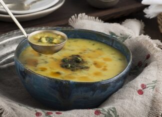 Kış aylarının gelmesiyle birlikte sebze çorbalarına yönelik ilgi hızla artarken, son dönemde özellikle pazı çorbası öne çıkmaya başladı. Hem hafif hem de oldukça besleyici bir yapıya sahip olan bu çorba, bağışıklık sisteminin güçlendirilmesinde rol oynayan doğal vitamin ve mineraller içeriyor. Uzmanlara göre, günlük beslenme rutinine pazı çorbası eklemek, özellikle soğuk havalarda sağlığı desteklemek adına önemli bir tercih olabilir. Konulu bir haber görseli.