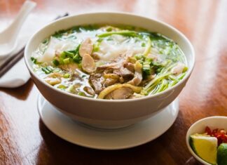 Vietnam mutfağının dünya çapında tanınan ve en çok sevilen yemeklerinden biri olan Pho, hem sokak yemekleri kültürünün hem de gurme restoranların vazgeçilmezlerinden biri hâline gelmiştir. Hafif ama bir o kadar da aromatik yapısıyla öne çıkan bu çorba, özellikle et suyu bazlı tarifleri ve taze baharatlarıyla farklı damak zevklerine hitap eder. Pho, sadece bir çorba değil, aynı zamanda Vietnam’ın tarihini, kültürel dokusunu ve mutfak geleneğini sofralara taşıyan önemli bir gastronomik mirastır. Konulu bir haber görseli.