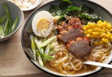 Japon mutfağının ikonik yemeklerinden biri olan Ramen, son yıllarda dünya genelinde hem restoran menülerinde hem de ev yapımı tariflerde yükselen bir popülerliğe sahip. Özellikle sıcak, besleyici ve aromatik yapısıyla bilinen Ramen Çorbası, farklı malzeme kombinasyonlarıyla her damak zevkine hitap ediyor. Türkiye’de de gastronomi meraklıları arasında ilgi gören bu çorba, hem geleneksel tarifleri hem de modern yorumlarıyla dikkat çekiyor. Japonya’dan çıkan bu lezzet, global mutfaklarda artık sadece bir çorba değil, kültürel bir deneyim olarak değerlendiriliyor. Konulu bir haber görseli.