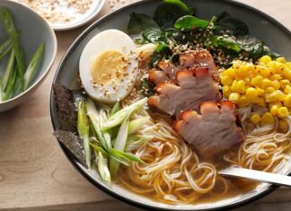 Japon mutfağının ikonik yemeklerinden biri olan Ramen, son yıllarda dünya genelinde hem restoran menülerinde hem de ev yapımı tariflerde yükselen bir popülerliğe sahip. Özellikle sıcak, besleyici ve aromatik yapısıyla bilinen Ramen Çorbası, farklı malzeme kombinasyonlarıyla her damak zevkine hitap ediyor. Türkiye’de de gastronomi meraklıları arasında ilgi gören bu çorba, hem geleneksel tarifleri hem de modern yorumlarıyla dikkat çekiyor. Japonya’dan çıkan bu lezzet, global mutfaklarda artık sadece bir çorba değil, kültürel bir deneyim olarak değerlendiriliyor. Konulu bir haber görseli.